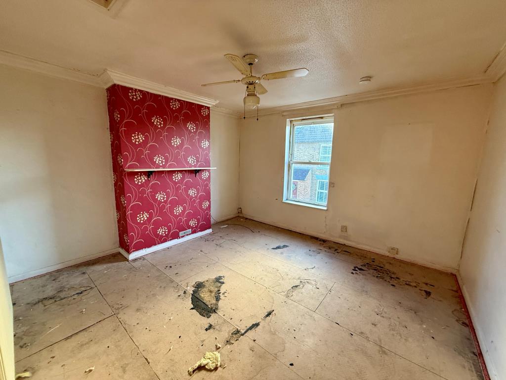 Lot: 144 - HOUSE IN NEED OF IMPROVEMENT - Bedroom one